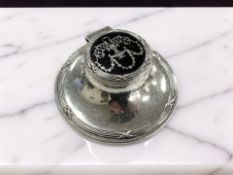 A George VI silver and tortoiseshell inkwell, Birmingham 1939, diameter 10.5cm.