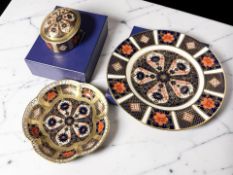 A Royal Crown Derby Imari porcelain saucer, pattern 1128, diameter 16 cm,