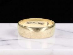 A 9ct gold band ring, size P CONDITION REPORT: 3.