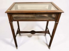 An Edwardian mahogany bijouterie table, width 77 cm, with key.