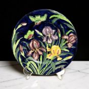 A Maling lustre cabinet plate depicting a kingfisher in flight above flowers, diameter 29 cm.