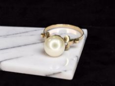 A 9ct gold pearl ring, size M CONDITION REPORT: 1.