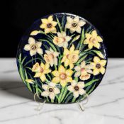 A Maling lustre daffodils cabinet plate, diameter 29 cm.
