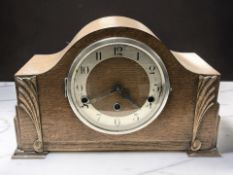An early 20th century oak eight day mantel clock, height 22 cm.