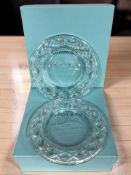 A pair of Tiffany & Co Discovery Cove grand opening 2000 crystal plates, diameter 21 cm, with boxes.