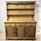 A modern pine kitchen dresser, 135 cm x 47 cm x 166 cm.