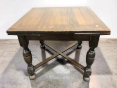 An Edwardian oak pull-out extending dining table, unextended 90 cm x 90 cm x 75 cm.