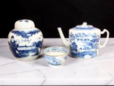 A Chinese blue and white porcelain teapot and cover, 19th century, height 12 cm,