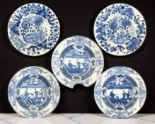 Five Chinese blue and white porcelain plates, Qianlong, 18th century, largest 23 cm diameter.