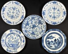 Five Chinese blue and white porcelain plates / shallow bowls, Qianlong, 18th century,