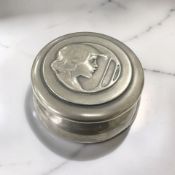 An Art Nouveau silver box and cover, Birmingham 1903, diameter 8cm.