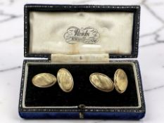 A pair of 9ct gold cuff links CONDITION REPORT: 2.