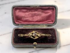 An Edwardian 9ct gold garnet and split pearl brooch, width 4.5cm CONDITION REPORT: 1.