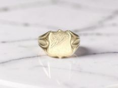 A 9ct gold signet ring, size M CONDITION REPORT: 4.