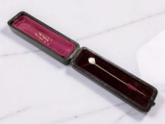 A gold pearl stick pin, stamped 585 CONDITION REPORT: 1.