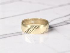 A 9ct gold band ring, size M CONDITION REPORT: 2.