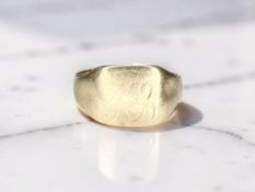 A 9ct gold signet ring, size R CONDITION REPORT: 3.