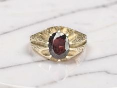 A 9ct gold garnet ring, size V CONDITION REPORT: 4.