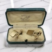 A pair of 9ct gold cuff links CONDITION REPORT: 4g
