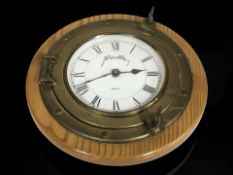A reproduction ship's style quartz wall timepiece, diameter 30 cm.