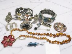 A silver and enamel lizard brooch, length 5cm,