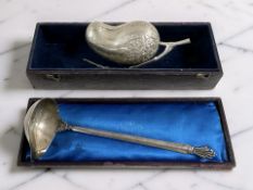A continental silver toddy ladle stamped '925s', length 15 cm,