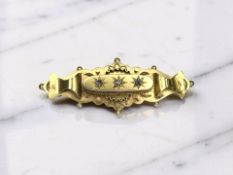 A Victorian 9ct gold diamond-set bar brooch, width 4.