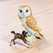 A Beswick figure of a barn owl No. 1046, height 19 cm, together with a brown gloss foal.