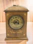 An oak and satinwood inlaid mantel clock, height 34 cm.