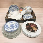 Assorted willow pattern dinner wares, Duchess collector's plates,
