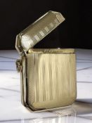 A George V 9ct gold vesta case, Deakin & Francis, Birmingham 1912, 5cm by 4cm.