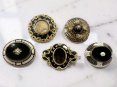 Five yellow metal and onyx/black enamelled mourning brooches in varying styles, no marks,