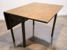 A George III mahogany drop leaf dining table, width 102 cm.