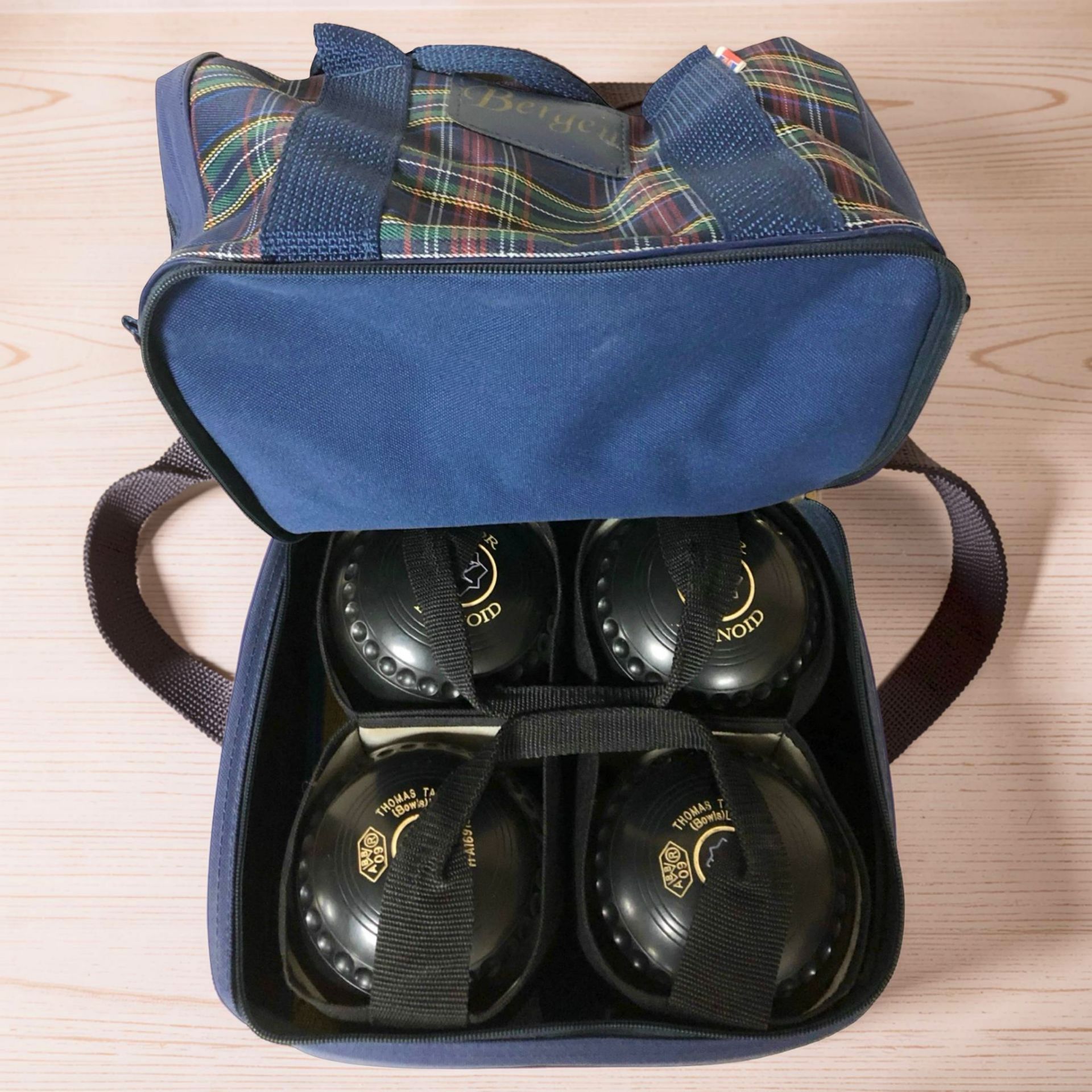 A set of four Thomas Taylor size 3 lawn bowls in carry bag.
