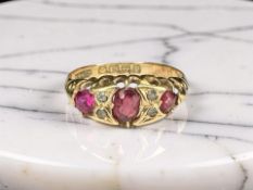 An 18ct gold ring set with mismatched garnets and ruby, size M CONDITION REPORT: 1.