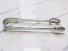 A pair of George IV silver sugar tongs, London 1827 CONDITION REPORT: 30.