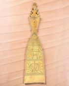 An Eastern European carved wooden distaff, length 84 cm.