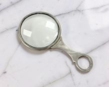 A silver-mounted magnifying glass, Deakin & Francis, Birmingham 1920, length 13.5cm.