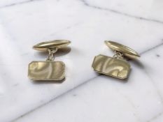 A pair of 9ct gold cuff links CONDITION REPORT: 2.