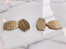 A pair 9ct yellow gold cuff links CONDITION REPORT: 4.