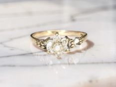 A 9ct yellow gold CZ cluster ring, size M CONDITION REPORT: 1.