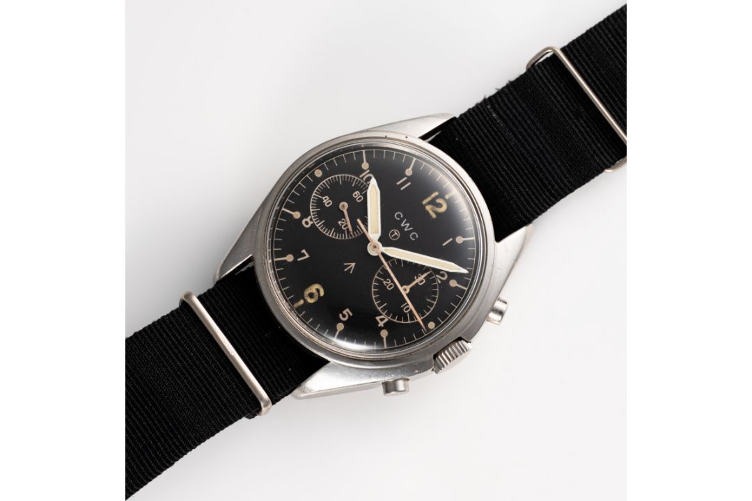 A GENTLEMAN'S STAINLESS STEEL BRITISH MILITARY CWC ROYAL NAVY PILOTS CHRONOGRAPH WRIST WATCH DATED - Image 4 of 8