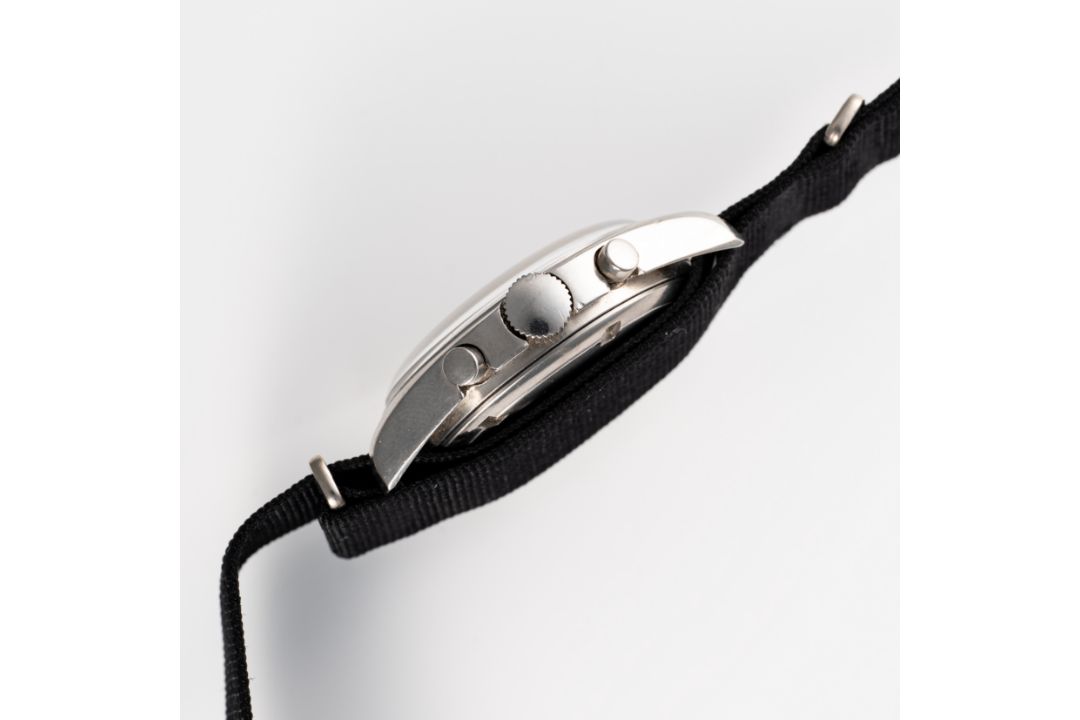 A GENTLEMAN'S STAINLESS STEEL BRITISH MILITARY CWC ROYAL NAVY PILOTS CHRONOGRAPH WRIST WATCH DATED - Image 6 of 8