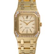 A LADY'S RARE 18K SOLID GOLD & DIAMOND AUDEMARS PIGUET ROYAL OAK 
