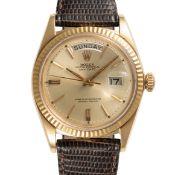 A GENTLEMAN'S SIZE 18K SOLID GOLD ROLEX OYSTER PERPETUAL DAY DATE WRIST WATCH DATED 1964, REF.