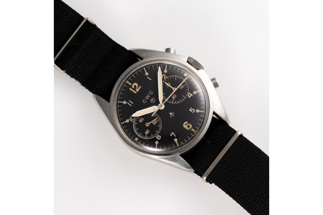 A GENTLEMAN'S STAINLESS STEEL BRITISH MILITARY CWC ROYAL NAVY PILOTS CHRONOGRAPH WRIST WATCH DATED - Image 3 of 8
