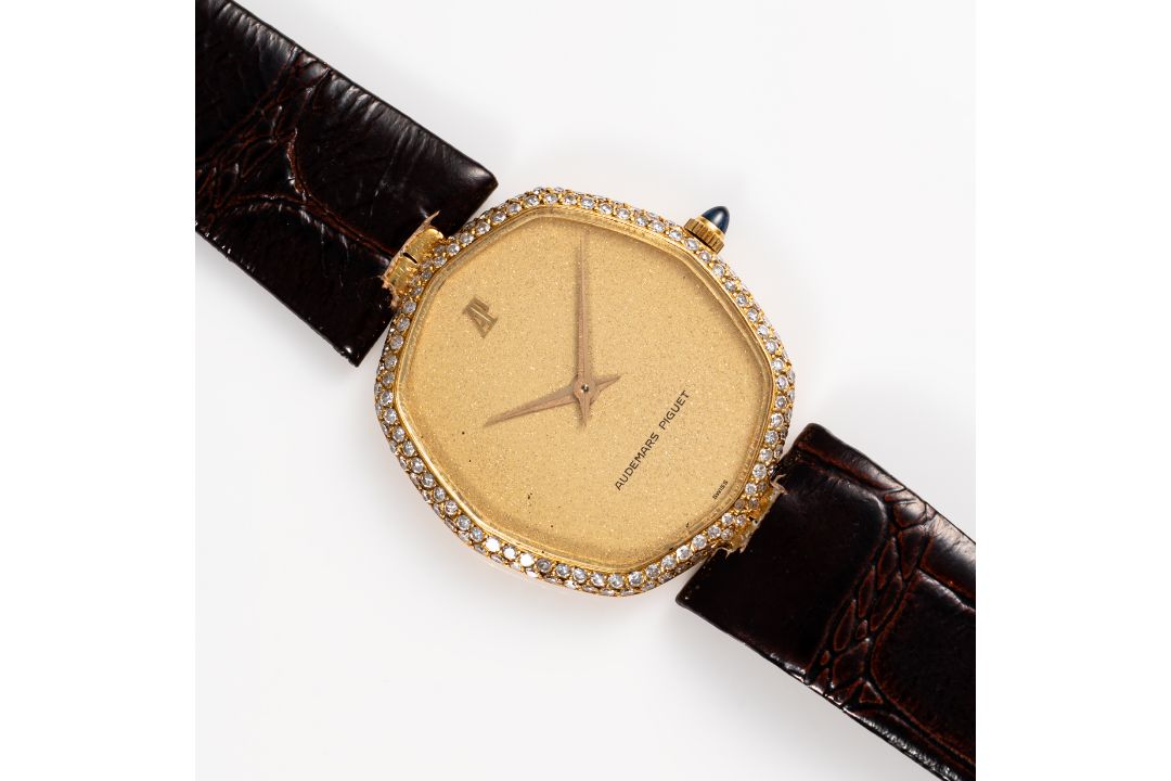 A FINE GENTLEMAN'S SIZE 18K SOLID GOLD & DIAMOND AUDEMARS PIGUET OCTAGONAL WRIST WATCH CIRCA - Image 3 of 7
