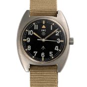A GENTLEMAN'S STAINLESS STEEL BRITISH MILITARY CWC WRIST WATCH DATED 1977, EARLY ISSUE NUMBER
