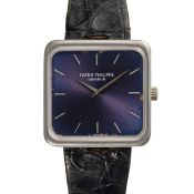 A RARE 18K SOLID WHITE GOLD PATEK PHILIPPE WRIST WATCH CIRCA 1970s, REF. 4222 WITH BLUE 