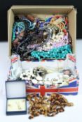 Costume jewellery collection to include a boxed yellow metal necklace with diamante detail and